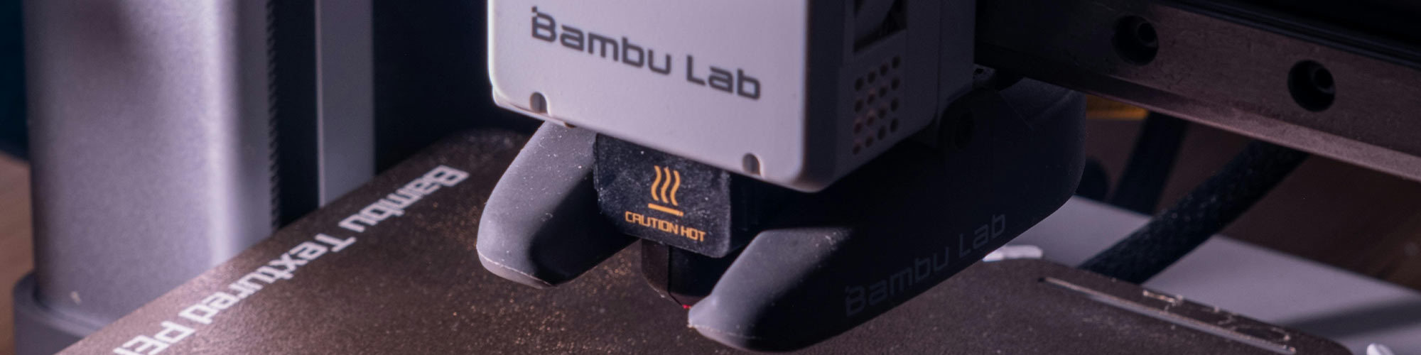 3D-printer töötab – detaili valmistamine kihtide kaupa kaasaegses 3D-printimise protsessis